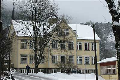 Slik såg bygningen frå 1894 ut før brannen i fjor. (Foto: Arild Nybø, NRK)