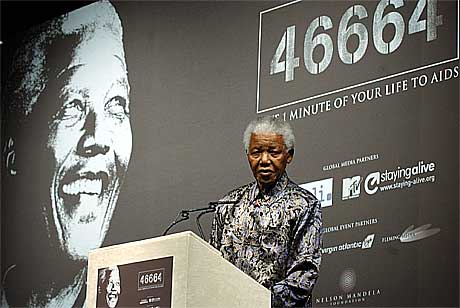 kampanjen for å øke bevisstheten rundt AIDS-problematikken ble startet 21. oktober i år av Sør-Afrikas ekspresident Nelson Mandela. Foto: Richard Lewis, AP.