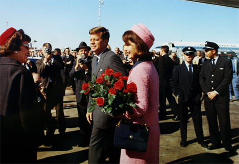 President John F. Kennedy og hans kone Jacqueline Bouvier Kennedy på flyplassen i Dallas 22. november 1963. Bare en time senere ble Kennedy skutt og drept. (Foto: REUTERS/JFK Library)