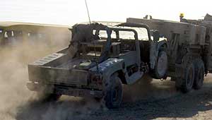 Det amerikanske kjøretøyet som ble trufet av veibomben i Baquba. Foto: Ali Yousif, AP 