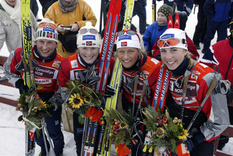 Norge tok seieren i søndagens 4x5 km WC -stafett på Beitostølen. Laget besto av fra venstre: Marit Bjørgen, Hilde Gjermundshaug Pedersen, Vibeke Skofterud og Kristin Steira. (Foto: SCANPIX )