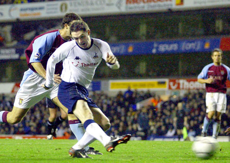 Robbie Keane har lurt Ronny Johnsen og setter ballen i mål (Foto: Scanpix)