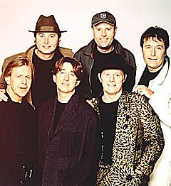 The Holles sin besetning i 2000 bestod av (bak fra venstre) Alan Coates, Ian Parker, Ray Stiles, (foran fra venstre) Carl Wayne, Tony Hicks og Bobby Elliott. Foto: Promo. The Holles sin besetning i 2000 bestod av (bak fra venstre) Alan Coates, Ian Parker, Ray Stiles, (foran fra venstre) Carl Wayne, Tony Hicks og Bobby Elliott. Foto: Promo.