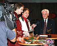 Prix Radios første hederspris gikk til Lars Roar Langslet - mannen som tok initiativ til oppløsningen av kringkastingsmonopolet høsten 1981.(Foto: Jon-Annar Fordal)