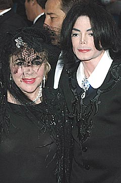 Michael Jackson sammen med sin venn, skuespilleren Elizabeth Taylor som støtter ham i kampen mot anklagene om barnemishandling. Foto: AFP PHOTO / Doug KANTER.