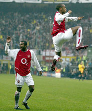 Thierry Henry scoret to av Arsenals mål og var til tider i en egen klasse på banen.(Foto: Nick Potts/AP) 