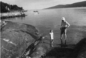 Ein varm sommardag på 1950-talet – Cesilie saman med faren. Ein varm sommardag på 1950-talet – Cesilie saman med faren.