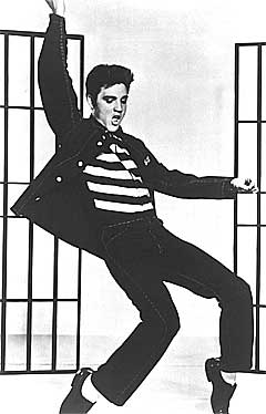 Elvis var den amerikanske go'gutten i starten av sin karriere, men begynte etter hvert å skyte i stykker sin egen tv. Foto: AP. 