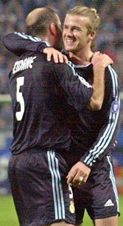 To frisparkeksperter: David Beckham omfavner Zinedine Zidane. Foto: NRK.
