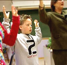 Bønn og tungetale er en vanlig del av hverdagen for skolebarna i Levende Ord-bevegelsen. Foto: Brennpunkt Bønn og tungetale er en vanlig del av hverdagen for skolebarna i Levende Ord-bevegelsen. Foto: Brennpunkt