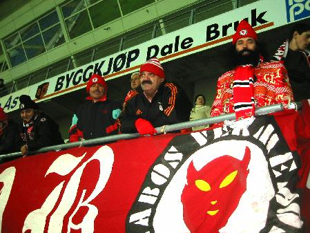 Benficasupporterne er alt på plass på Molde stadion. Foto: Gunnar Sandvik
