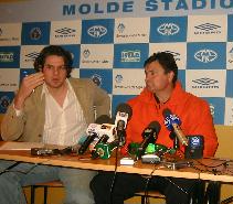 Tolk og tidlegare MFK-spelar Flaco og Benficatrenar Josè Antonio Camacho på pressekonferansen. Foto: Gunnar Sandvik