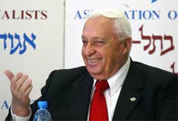 Israels statsminister Ariel Sharon lovar å trape opp arbeidet med den omstridde tryggingsmuren. (AFP-Scanpix-foto) Israels statsminister Ariel Sharon lovar å trape opp arbeidet med den omstridde tryggingsmuren. (AFP-Scanpix-foto)
