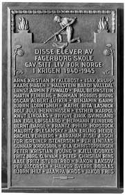 Bronserelieff på Fagerborg skole. To elever ble arrestert mens de gikk på Fagerborg skole under krigen: Rachel Feinberg og Kathe Lasnik. Bronserelieff på Fagerborg skole. To elever ble arrestert mens de gikk på Fagerborg skole under krigen: Rachel Feinberg og Kathe Lasnik.