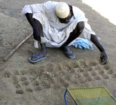 Befolkningen i Khartoum venter på en fredsløsning mellom regjeringen og opprørsbevegelsen (Foto: AP/Abd Raouf) Befolkningen i Khartoum venter på en fredsløsning mellom regjeringen og opprørsbevegelsen (Foto: AP/Abd Raouf)