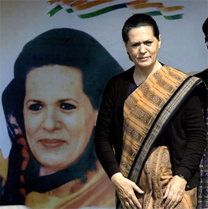 Sonia Gandhi foran en valgplakat av seg selv. (Arkivfoto)