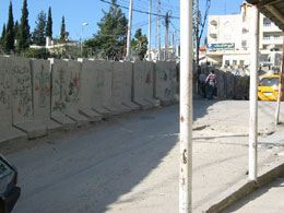 I den palestinske delen av Jerusalem kuttes gatene i to av muren.