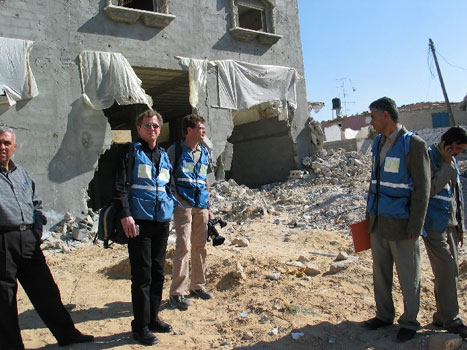 Kringkastingssjef John G. Bernander i ruinene av et hus i Rafah på Gazastripen.