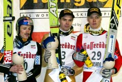 På pallen i verdenscup-åpningen. F.v. Adam Malysz, Matti Hautamäki og Veli-Matti Lindstrøm (Foto: Martti Kainulainen, AFP)