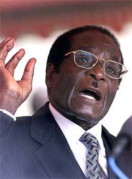 I en tale i Harare i går truet Mugabe med å trekke Zimbabwe ut av Samveldet (Scanpix/AFP)