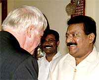 "Tiger"-lederen Velupillai Prabhakaran ønsket Patten velkommen til samtaler på Sri Lanka tidligere i uka (Scanpix/AFP) 