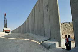 Palestinske barn ved den såkalte sikkerhetsmuren (Scanpix/Reuters) Palestinske barn ved den såkalte sikkerhetsmuren (Scanpix/Reuters)