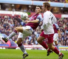 Aston Villas Gareth Barry i kamp med Southamptons Andes Svensson. (Foto: AP/Scanpix) Aston Villas Gareth Barry i kamp med Southamptons Andes Svensson. (Foto: AP/Scanpix)