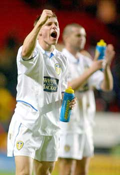 James Milner (t.v.) jubler etter å scoret for Leeds. (Foto: Reuters/Scanpix) 