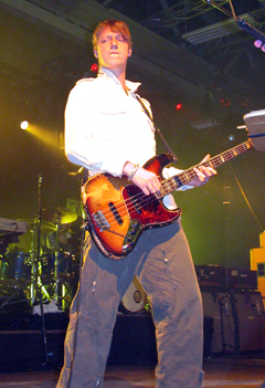 Dougie Payne på bass. Foto: Øyvind André Haram. NRK Musikk. Dougie Payne på bass. Foto: Øyvind André Haram. NRK Musikk.