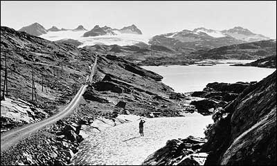 Sognefjellsvegen med utsyn mot Smrstadtindane. Biletet er fr slutten av 1950-talet. (Foto  Fylkesarkivet)