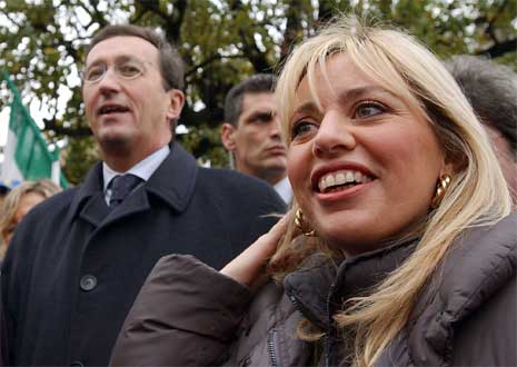 Alessandra Mussolini danner et nytt parti etter at lederen for Nasjonalalliansen, Gianfranco Fini i forrige uke tok et definitivt oppgjør med Italias tidligere diktator Benito Mussolini. (AP Photo/Luca Bruno/file) Alessandra Mussolini danner et nytt parti etter at lederen for Nasjonalalliansen, Gianfranco Fini i forrige uke tok et definitivt oppgjør med Italias tidligere diktator Benito Mussolini. (AP Photo/Luca Bruno/file)