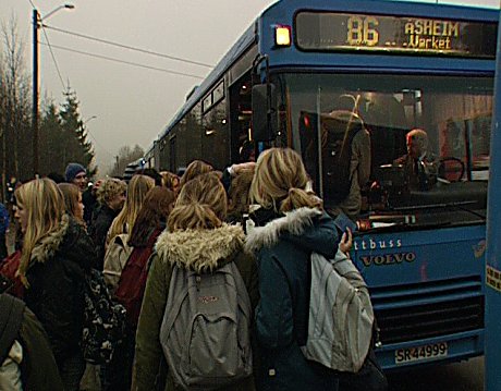 41 prosent av elevene verd Røyken vgs sier de daglig må stå i skolebussen. Foto: Knut Brendhagen