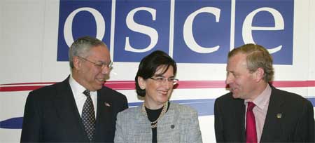 Georgias president Nino Burdzhanadze flankert av Powell (til v) og OSSEs president, nederlenderen Jaap de Hoop (Scanpix/AP)