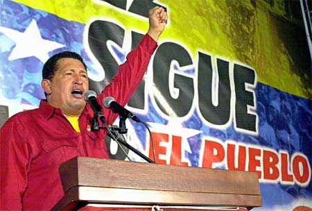 Den omstridte Chavez taler foran presidentpalasset i Caracas få timer før fristen for underskrftskampanjen utløper (Scanpix/AFP)