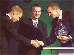 Bjørn Dæhlie og Vegard Ulvang gratulerer Olav Tufte med utøvernes pris under Idrettsgallaen 2001