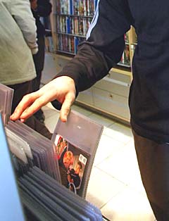 Stadig bedre salg: Norske plater selger stadig bedre. 22 av de 50 mest solgte cd-albumene i 2004 var med norske artister. Foto: Gorm Kallestad, Scanpix.