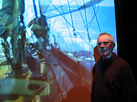 Alf A. Madsen fra Kongsberg tilbrakte to år i en 41 fot seilbåt. Her viser han lysbilder fra reisen. Alf A. Madsen fra Kongsberg tilbrakte to år i en 41 fot seilbåt. Her viser han lysbilder fra reisen.