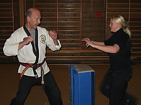 Irene Holtet lærer seg noen selvforsvarstriks av intruktør Ronald Patrick Steffensen.