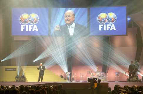 FIFA-president Sepp Blatter under trekningen. (Foto: Reuters/Scanpix)