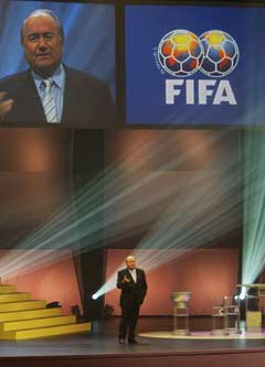 FIFA-president Sepp Blatter dirigerte trekningen. (Foto: AFP/Scanpix)