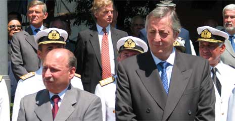 Forsvarsminister Pampuro og president Kirchner (f.h) (Foto: NRK)