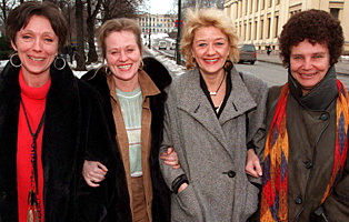  Katja Medbøe, Anne-Marie Ottersen, Frøydis Armand og regissør Anja Breien har laget tre Hustruer-filmer, den siste i 1996 (Foto: Jon Eeg/Scanpix)