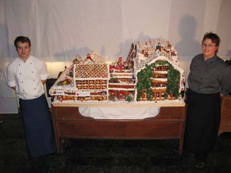 Det er kokk Helene Skaalvik Brekke frå Dale og kokkelærling Ole Jonny Bukve frå Hovland som har bygd pepperkakehotellet. Det er kokk Helene Skaalvik Brekke frå Dale og kokkelærling Ole Jonny Bukve frå Hovland som har bygd pepperkakehotellet.