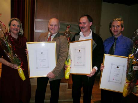 Ole Gunnar Søviknes frå Bergen er tildelt Hordaland fylkeskommune sin oppfinnarpris for 2003. Frå venstre; Fylkesordførar Torill Selsvold Nyborg , Ole Gunnar Søviknes, Ingmar Høgøy og Leon Pedersen. 