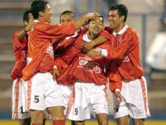Cienciano-spillerne jubler etter et mål i den Sør-Amerikanske Cupen. (Foto: AP/Scanpix)