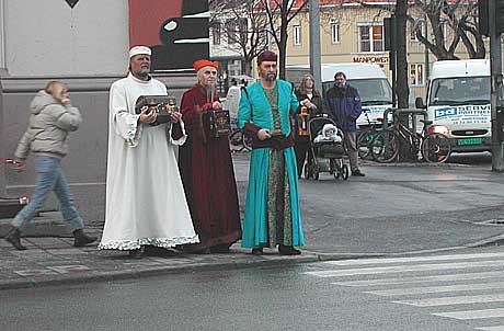 Hvordan krysser de tre konger en sterkt trafikkert motorvei? Foto: Arne Kritsian Gansmo, nrk.no/musikk.