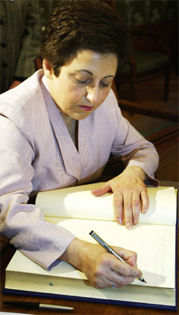 Shirin Ebadi signerer fredsprisprotokollen på Nobelinstituttet i Oslo. (Scanpix-foto)