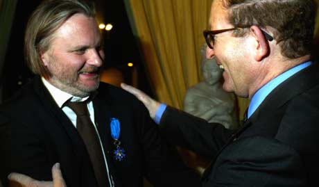 Frankrikes ambassadør i Norge, Hubert de La Fortelle, foretok overrekkelsen i ambassadeboligen i Oslo. Foto: Scanpix