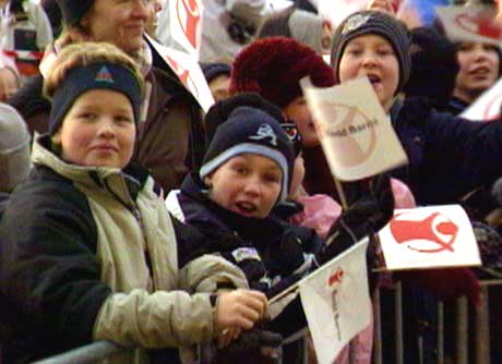 Spente skolebarn venter på Fredsprisvinneren. (Foto: NRK)