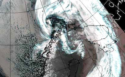 Satelittbilde av stormen Clara da den passerte Nord-Norge. Inntegnet konturene av norskekysten. Satelittbilde av stormen Clara da den passerte Nord-Norge. Inntegnet konturene av norskekysten.